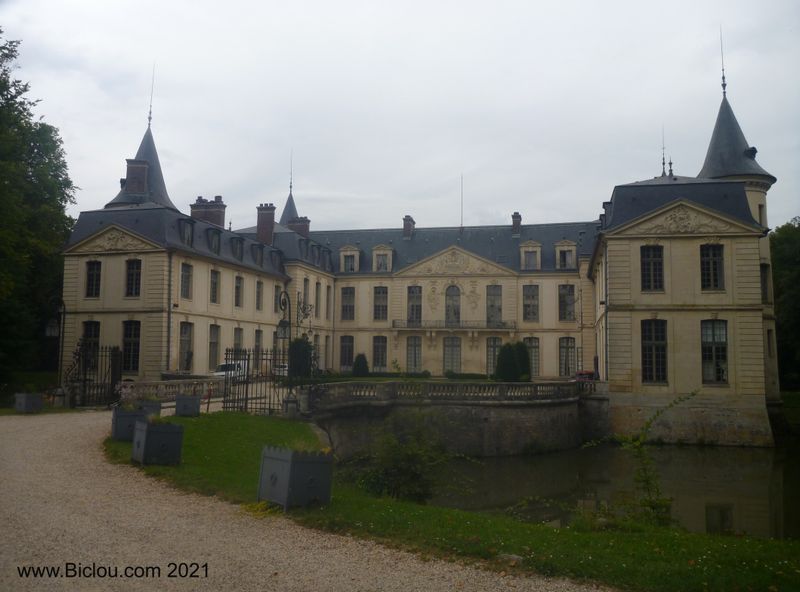 Ch&acirc;teau de : Ermenomville au nord-EST de Paris
