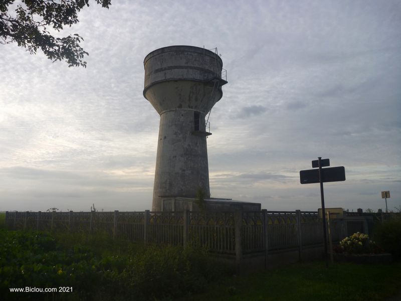 Le ch&acirc;teau d'eau indique le sommet de la c&ocirc;te, et les bords du bassin parisien
