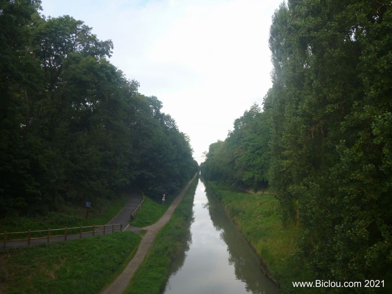 Le canal de l'Ourcq et la voie dite verte , pour v&eacute;los et pi&eacute;tons (s&eacute;par&eacute;es)