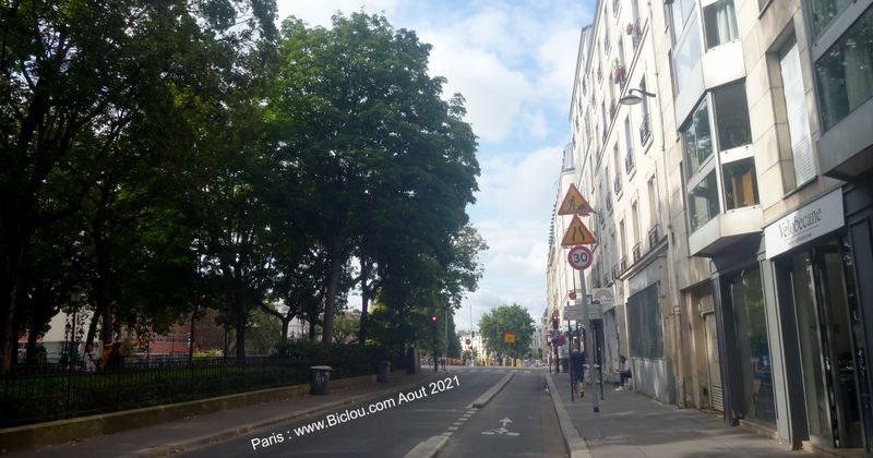 Calme plat &agrave; Paris , au mois d'aout 2021