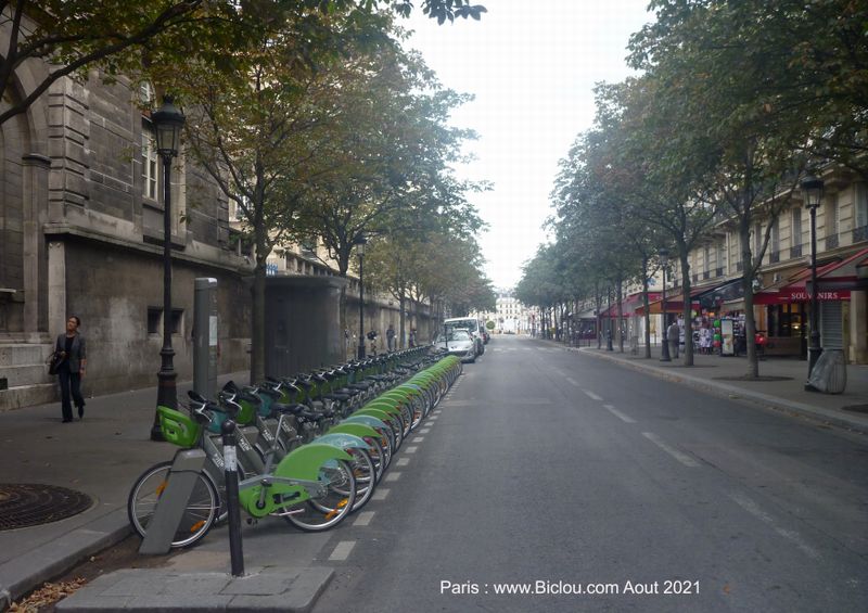 Paris, d&eacute;sert en aout , m&ecirc;me les v&eacute;libs sont &agrave; l'arr&ecirc;t