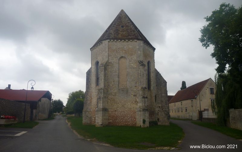 Une des &eacute;glises fortifi&eacute;es