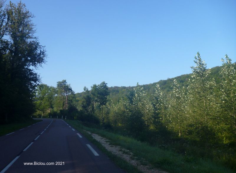 Apr&egrave;s ces grandes &eacute;tendues de cultures, de la for&ecirc;t et des bocages