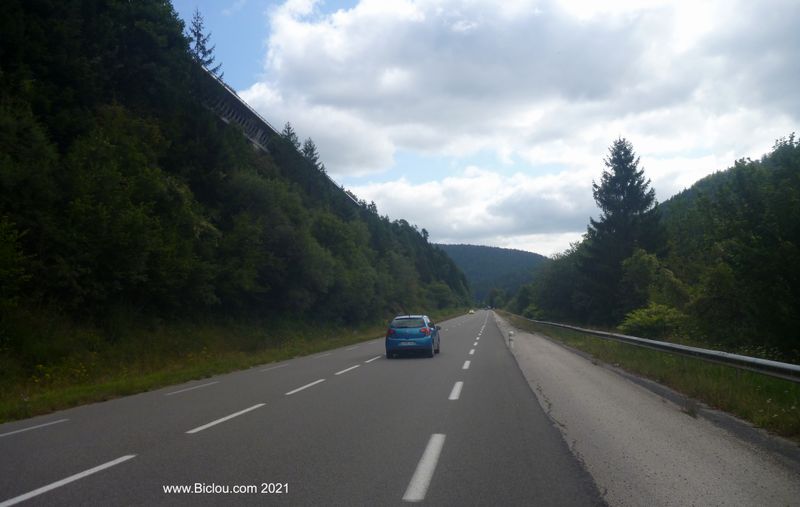 Sur la grand' route : D 1084, presque cyclable comme en t&eacute;moigne cette surlageur