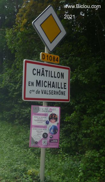 Apr&egrave;s la D 1084 : On retrouve une route moins passante &agrave; Ch&acirc;tillon de Michaille, en tournant &agrave; droite dans le village