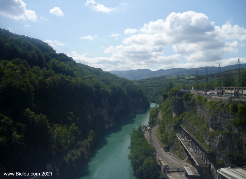 Le Rh&ocirc;ne s'&eacute;coule apr&egrave;s le barrage de G&eacute;nissiat