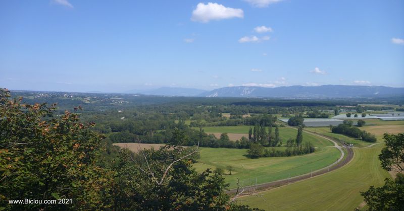 Plaine du Rh&ocirc;ne : Le Sal&egrave;ve dans le fond