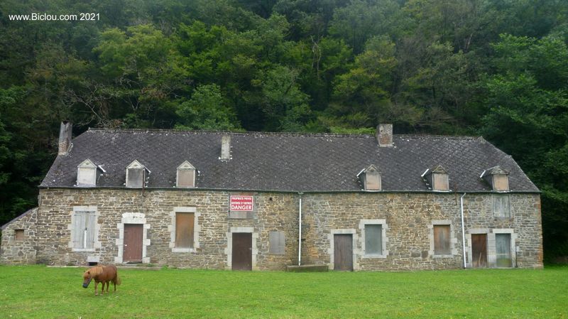 Beau b&acirc;timent qui semble tomber en d&eacute;su&eacute;tude