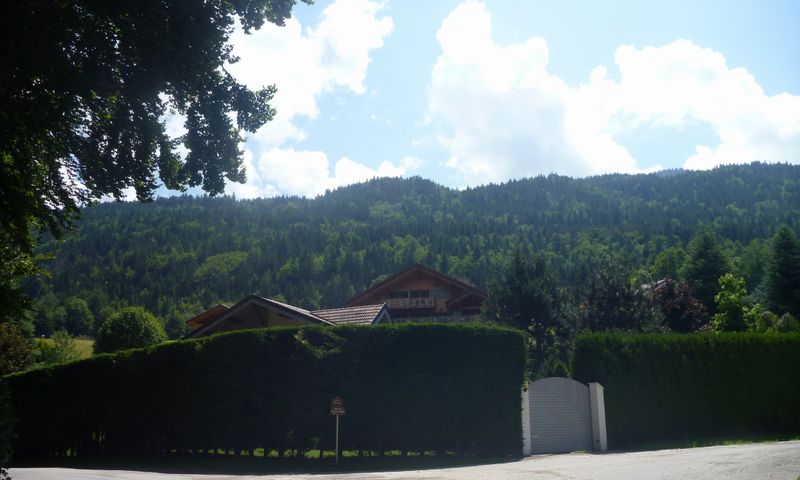 Pass&eacute; st Jean de Sixt, rejoingnons Th&ocirc;nes par la route des Envers, o&ugrave; les Bobos en mal de verdure se cachent ..