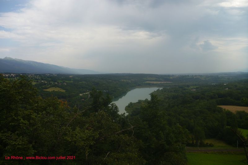 Le Rh&ocirc;ne, sort de la plaine Genevoise, du c&ocirc;t&eacute; de Pougny et Collonges