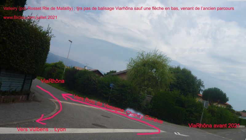 Le balisage Viarh&ocirc;na toujours pas pos&eacute; ici &agrave; Valleiry (route du Pr&eacute; Rosset- rte de Matailly), mais une vague fl&egrave;che persiste au sol)