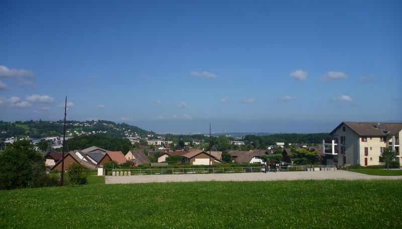 Cranves Sales ; et vue sur le bassin de Gen&egrave;ve