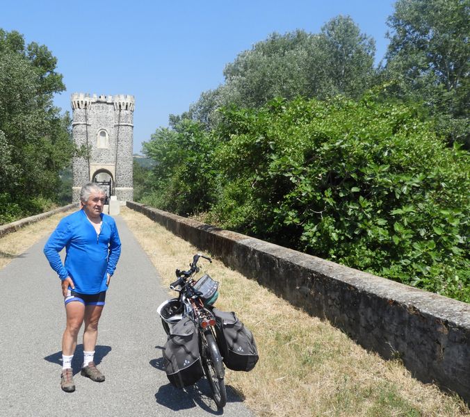 Le Glaude, affut&eacute; .. Pu que 10 kilos &agrave; l&acirc;cher, pour grimper les cols sans (trop) en baver ; dans la tente il roule &agrave; plat ..