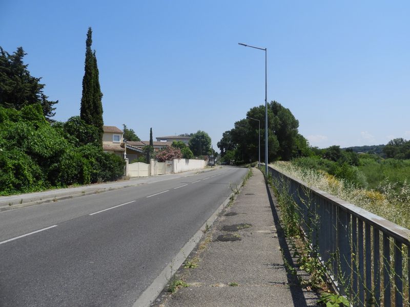 Ayant perdu le fil du Jabron, c'est &agrave; l'instinct , que nous avan&ccedil;ons vers Dieulefit ..