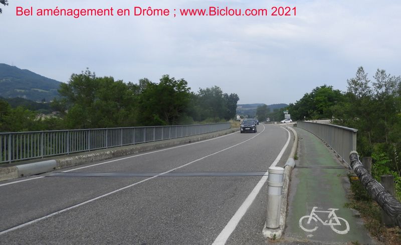 Pont bien trait&eacute; : cycliste en Dr&ocirc;me
