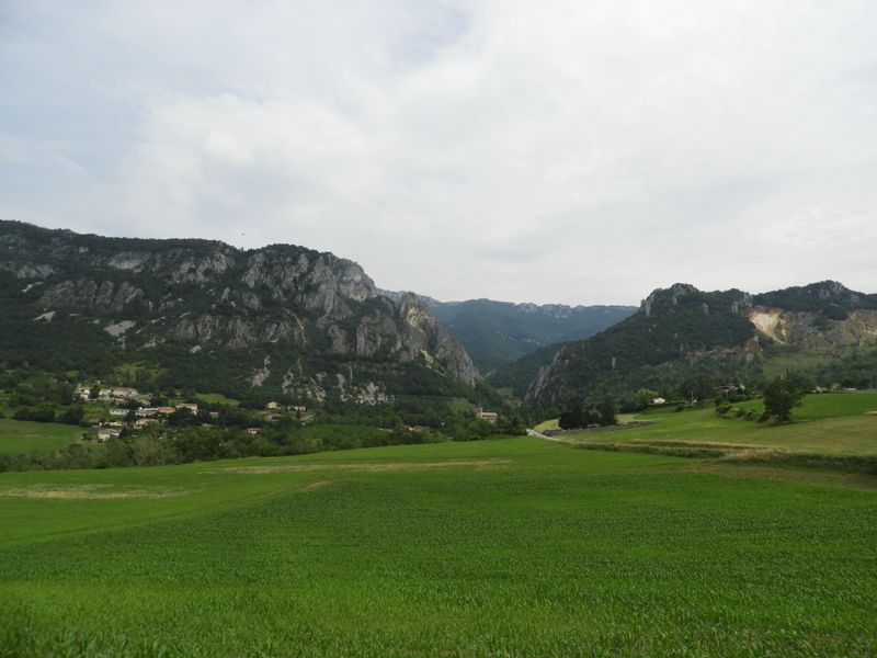 Bauregard - Baret ; zolie route Au pied du Vercors : ce Fut (de ch&ecirc;ne) l'ancienne rte des vacances du Glaude)