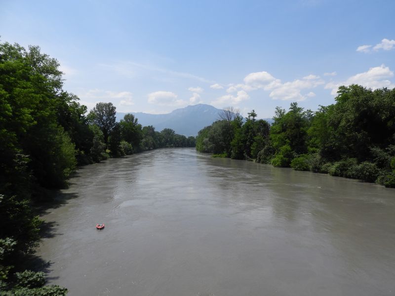 L'is&egrave;re , bien turbide , &agrave; Grenoble