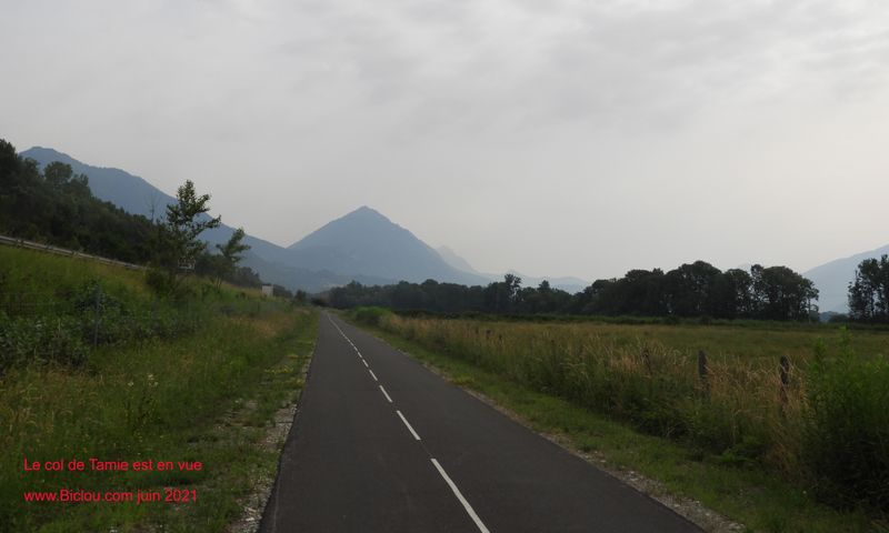 Sur la V 62 au niveau de Aiton .. Le col de Tamie en vue, la Favergie est &agrave; potr&eacute;e de qlq coups de p&eacute;dales