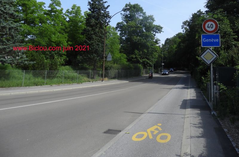 Gen&egrave;ve ; au pied de l'ultime bosse de Champel ; on note les bandes cyclables comme souvent en Suisse