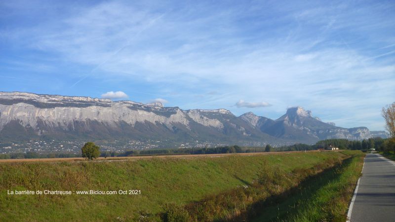 L'impressionante barri&egrave;re de la Chartreuse domine le Gr&eacute;sivaudan, vue de la V&eacute;loroute dite V 63 Bis