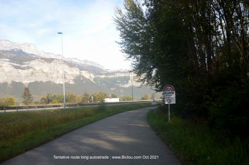 Tentative de suivre un autre chemin de traverse long autoroute et Is&egrave;re