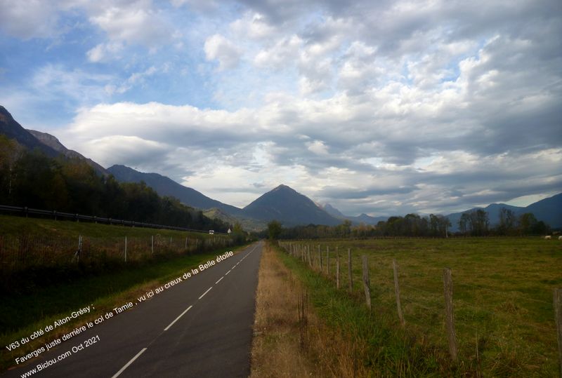 La V&eacute;lo-routre dite : V 62 , du c&ocirc;t&eacute; d'Aiton Gr&eacute;sy , vue sur les Bauges, le col de Tamie et dans le fond, on devenie : le Charvin, l'&eacute;tale 