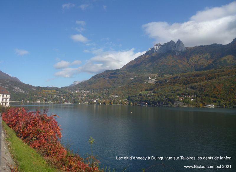 Le lac dit d'Annecy &agrave; Duingt, vue sur la c&ocirc;te de Talloires et les dents de lanfon