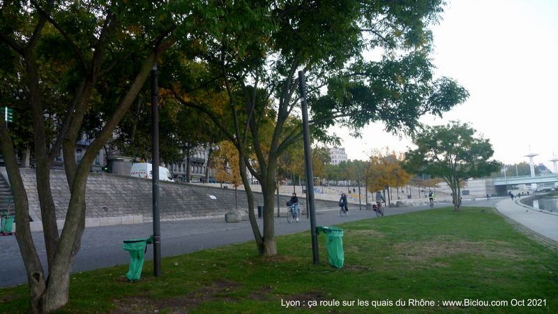 Lyon : pas mal de Cyclistes sur les quais du Rh&ocirc;ne, au petit matin