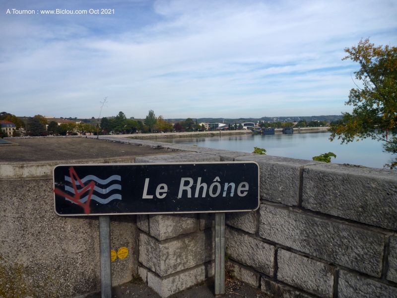 C'est bien Le Rh&ocirc;ne, &agrave; Tournon (Ard&egrave;che) , en effet ..