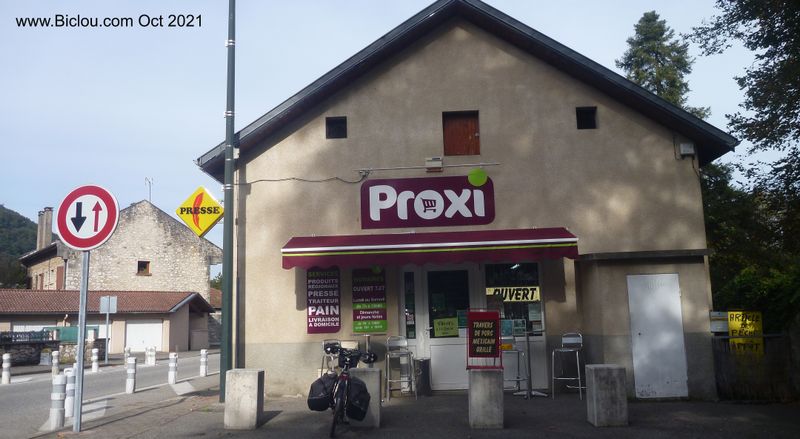 Saint Nazaire en Royans ; claudio refait les niveau dans cette sup&eacute;rette Proxi
