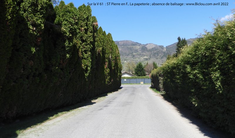 Sur la V 61 &agrave; La Papeterie, aucune indication, le quidam non indig&egrave;ne sur perd .. 