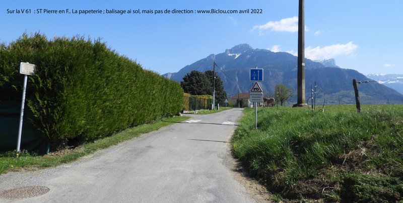 Sur la v&eacute;lo-route dite : V 61 &agrave; La Papeterie, balisage au sol, mais pas d'indication .. 