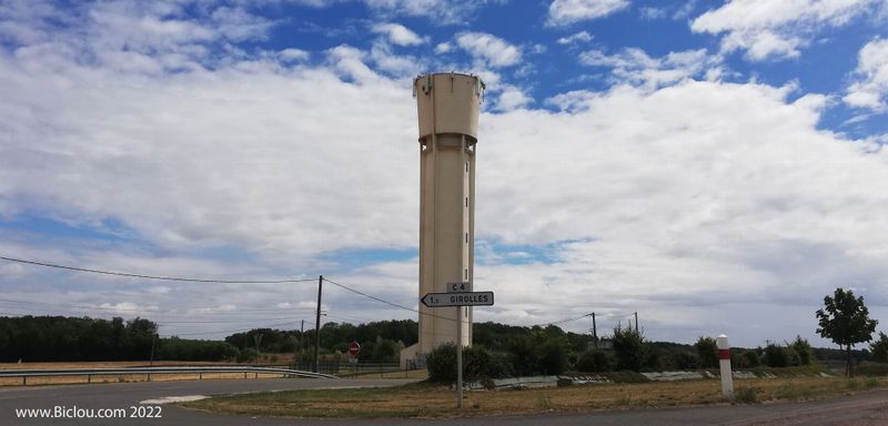 Un nouveau ch&acirc;teau d'eau , marquant le Sommet de la bosse