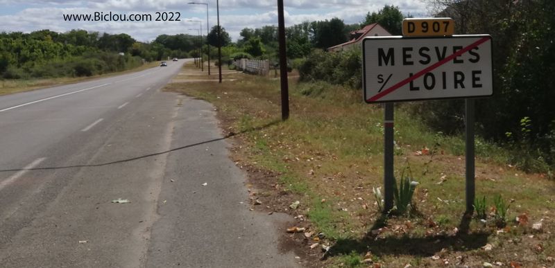 Sur la D 907 (ex nationale sept) &agrave; Mesves sur Loire