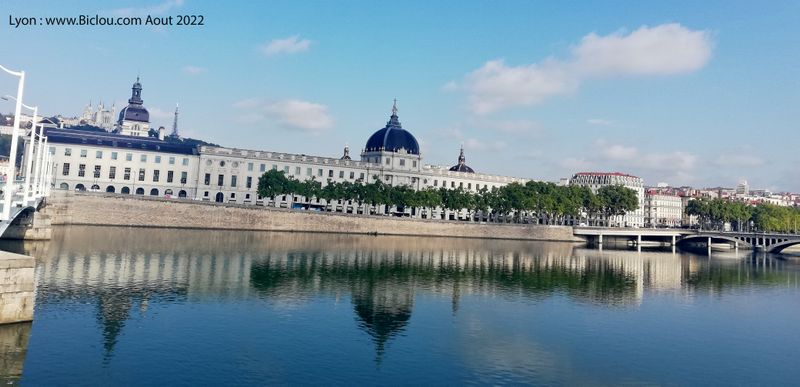 Les b&acirc;timents aux bords du Rh&ocirc;ne &agrave; Lyon