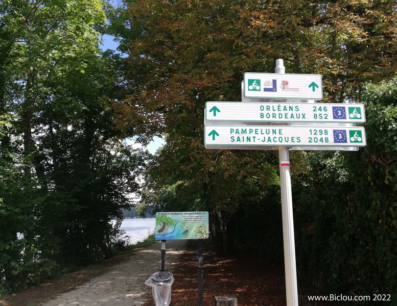 Le long de la Seine, (Le coudray-Montceau) ; balisage Euro-v&eacute;lo-trois