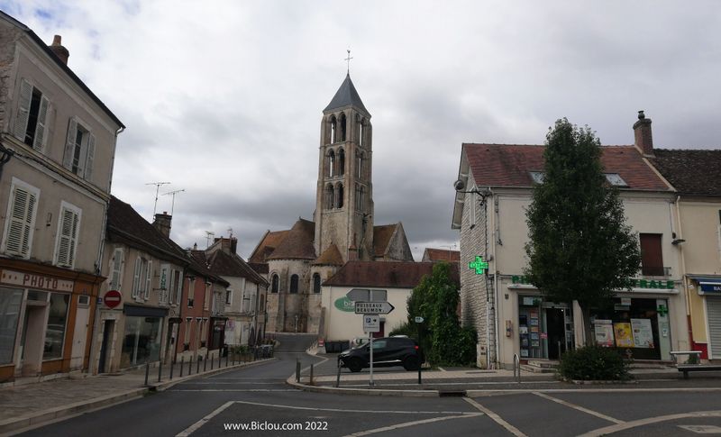 Beau campanile : Ch&acirc;teau Landon (Seine et Marne) : ND de l'assomption