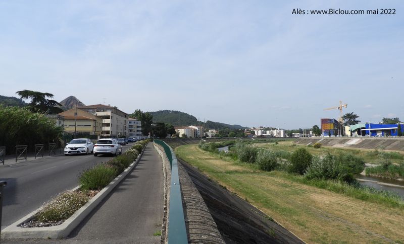 Sortie d'Al&egrave;s vers le Nord Ouest le long du Gardon