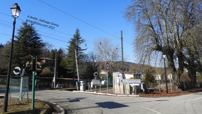 Groisy ; balisage dit &agrave; droite, soyons fous, allons Y