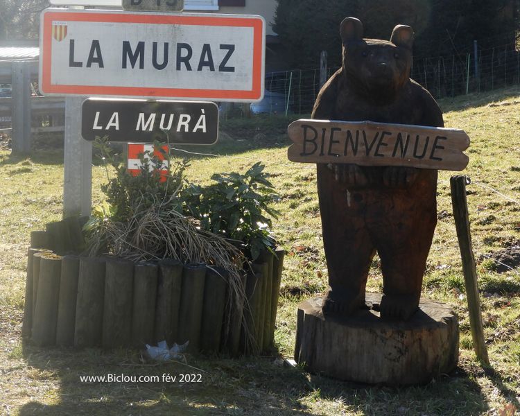 Bienvenue &agrave; La Muraz : On remarque, outre le bel Ours, l'expression en patois Savoyard (rare)