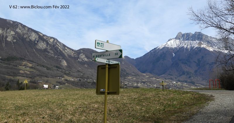 V62 ; Le balisage v&eacute;lo-route V 62, est bien pr&eacute;sent en Combe de Savoie (2022)