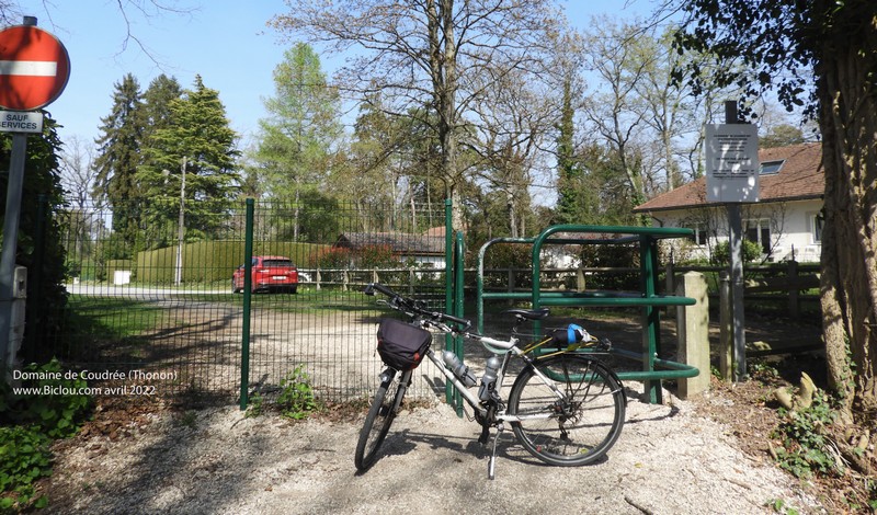 Devant le domaine de Coudr&eacute;e