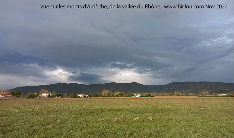 Vue sur les Monts d'ard&egrave;che depuis la vall&eacute;e du Rh&ocirc;ne