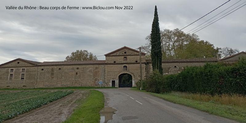 Corps de ferme en Dr&ocirc;me