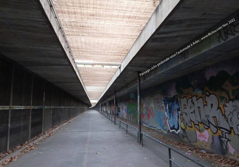 Passage ciclo-pedonale &agrave; Arles sous la Rn 113