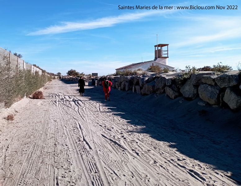 Saintes maries de la mer : Un peu de sable, mais , en route pour la digue &agrave; la mer ..