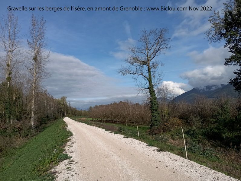 Gravelle sur les berges de l'Is&egrave;re en amont de Grenoble, rive gauche (2022)