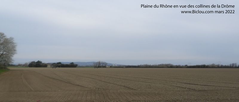 Plaine du Rh&ocirc;ne , en vue des collines de la Dr&ocirc;me