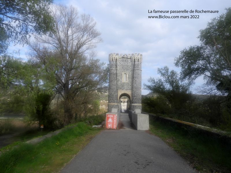 Le fameux pont passerelle de Rochemaure sur ViaRh&ocirc;na, en 2022