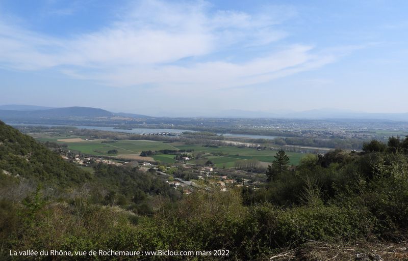 La vall&eacute;e du Rh&ocirc;ne, vue de hauteurs de Rochemaure
